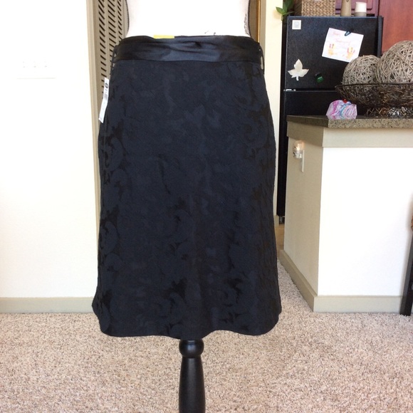 ✨ Black A-Line Skirt ✨ - Picture 3 of 7